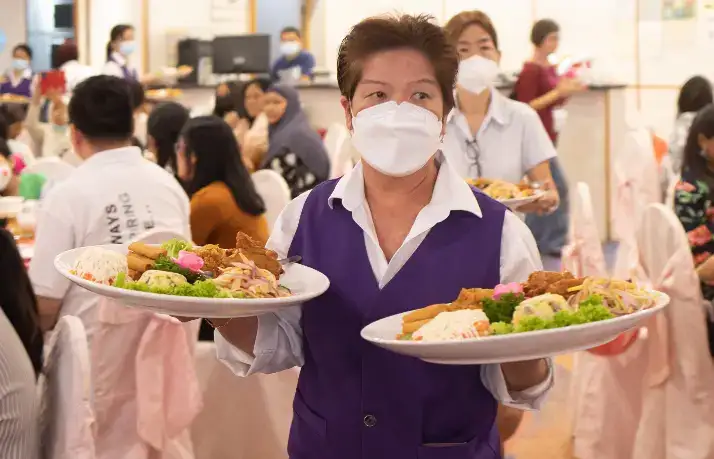 Tables of Chinese and Muslim cuisines served for the shelter residents