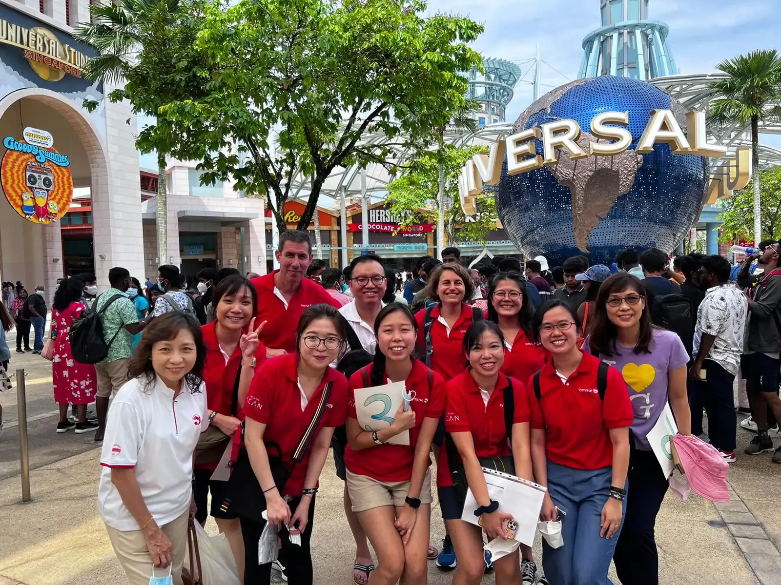 SWA and Symrise volunteers with shelter residents at Universal Studios