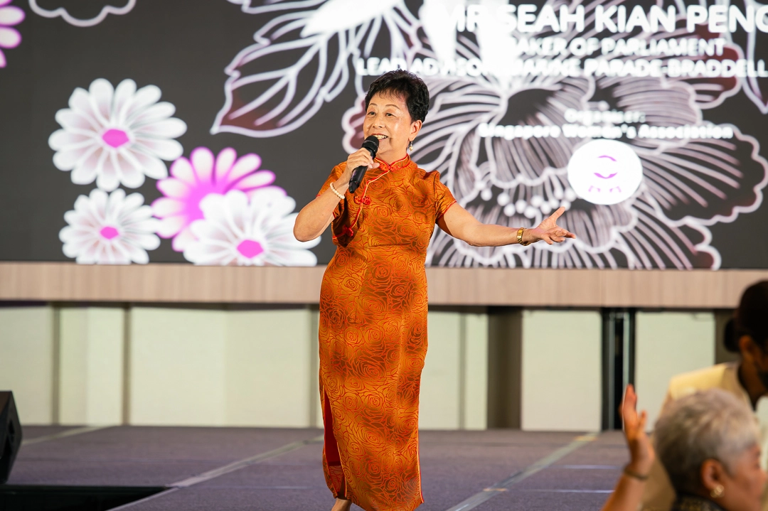 Er Gu performing traditional Chinese songs