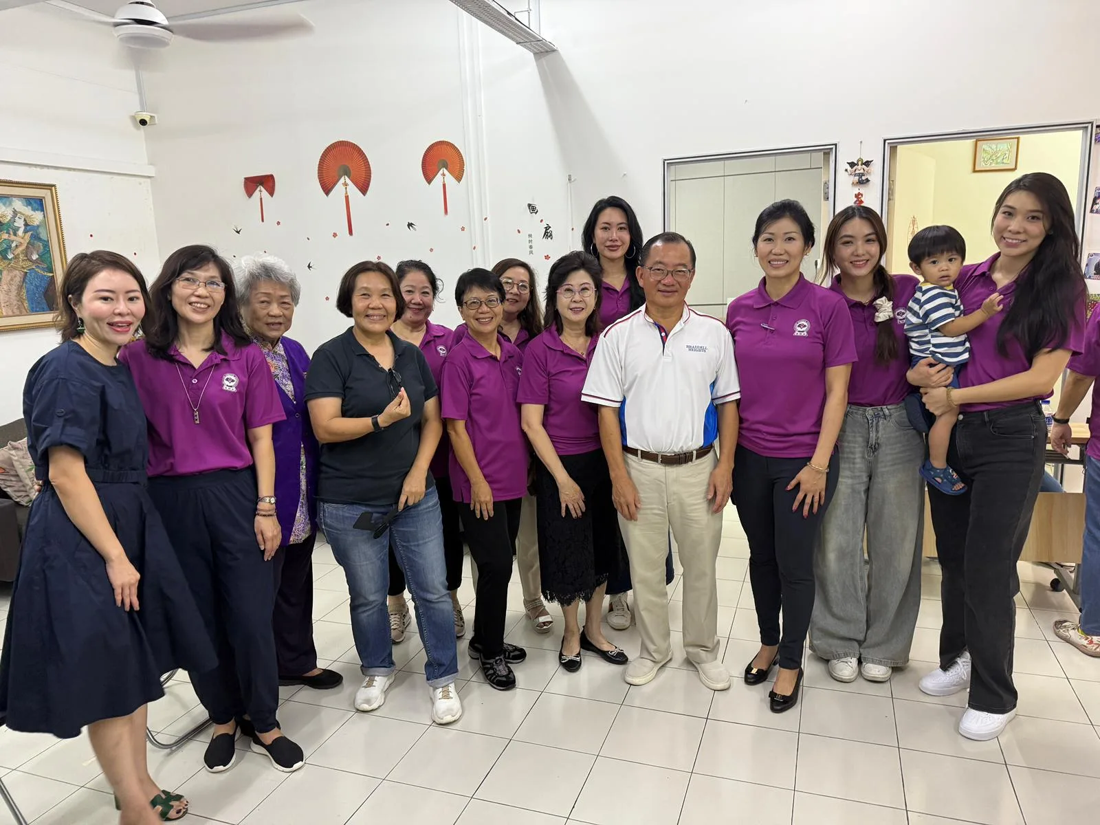Group photo of volunteers and participants