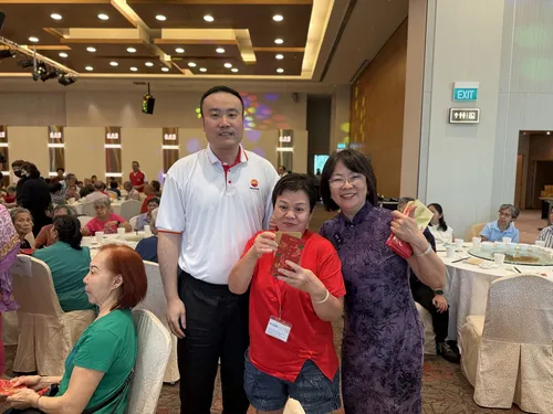 Seniors receiving ang bao